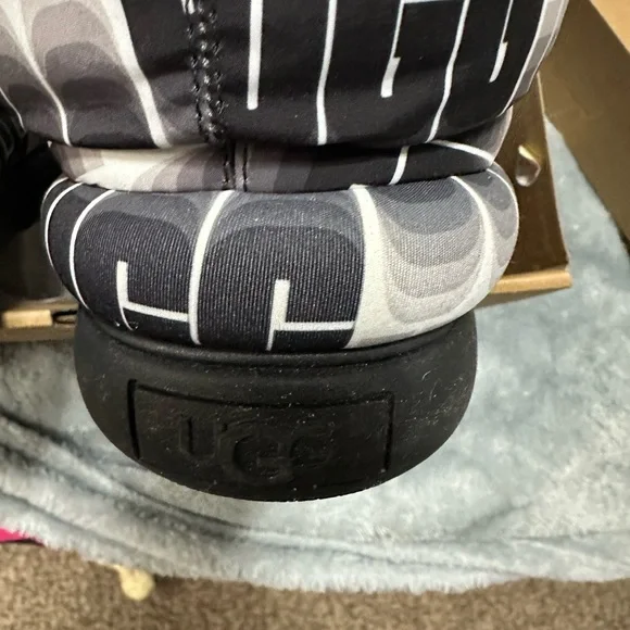 CLOSET CLOSING UGG Puffer Booties - Picture 9 of 10